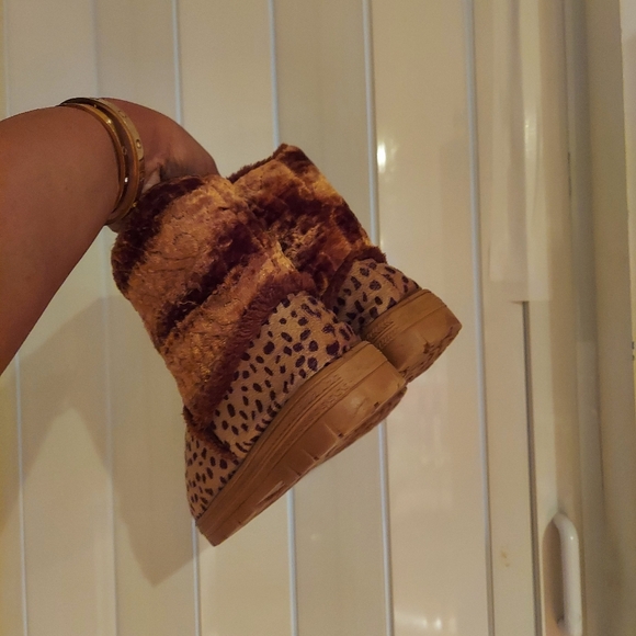 Brown leopard print bear paw style boots - Picture 8 of 9